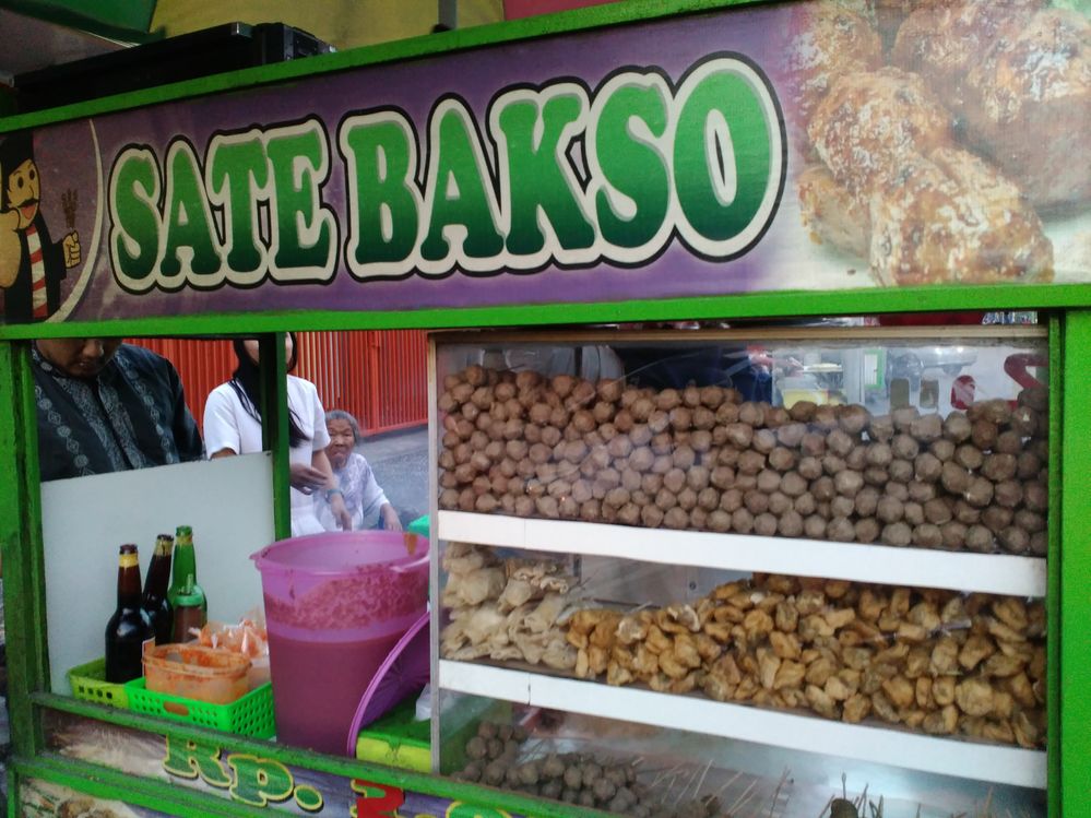 sate yang dibuat mirip barbeque nan ini menawarkan beberapa pilihan menu selain bakso yakni ada sate tahu dan sate siomay