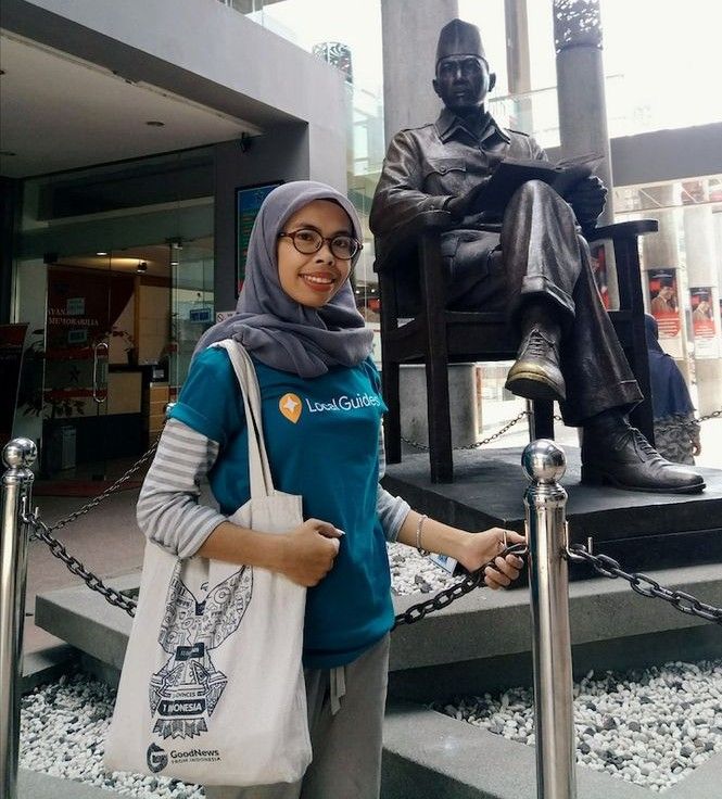 Caption: A photo of Nunung in front of a statue of Bung Karno (one of founding fathers of Indonesia) at Bung Karno Museum in Blitar, Indonesia.