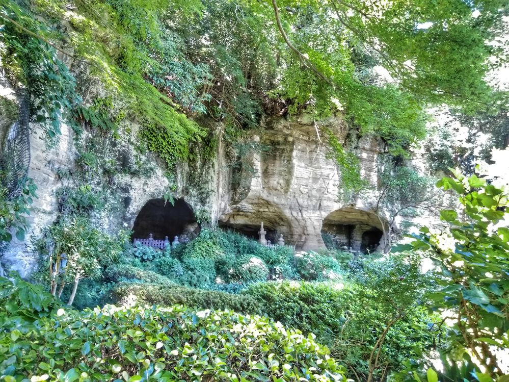 報国寺　竹林の奥の岩穴　この辺りは鎌倉石と呼ばれる柔らかい石質でできているため、手掘りでも加工しやすいそうです。
