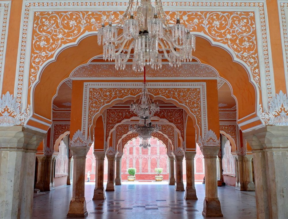 Caption: A photo of chandeliers and archways at City Palace, Jaipur, India. (Local Guide Сергей Серебряков)