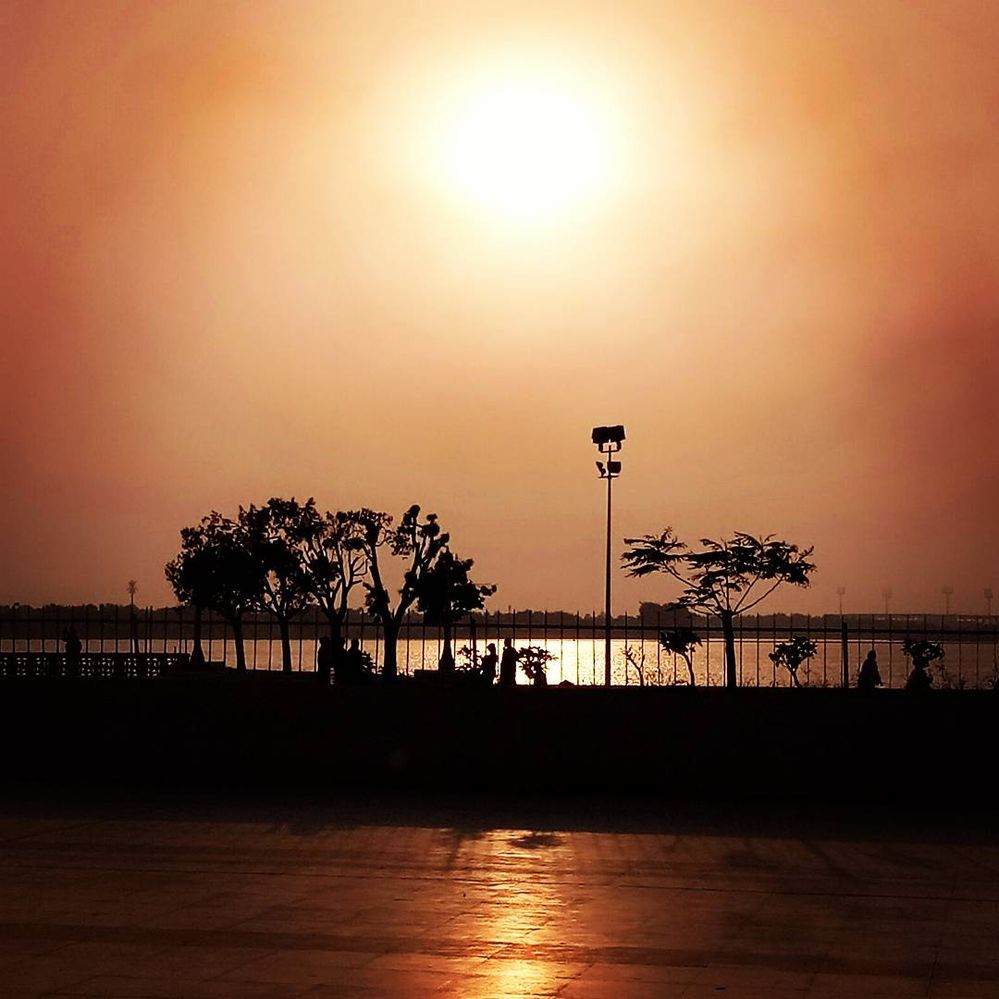 Menikmati sunset di laut merah jeddah setelah lelah berkeliling mengikuti program city tour seharian.