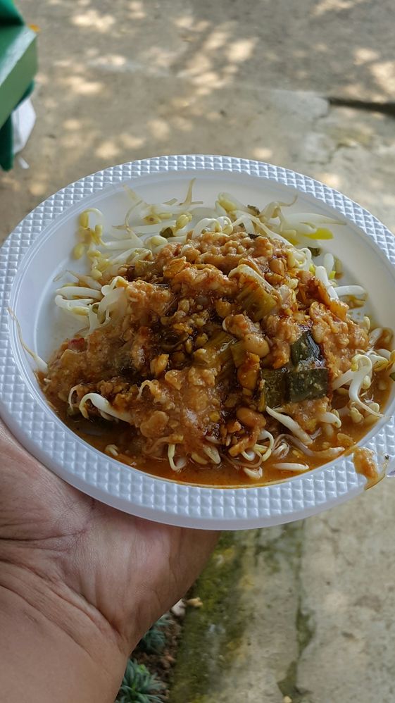 Toge goreng, terdiri dari kecambah, mie kuning dan lontong yang disiram sambal tauco.