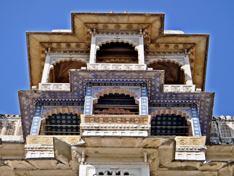 Caption: A closeup of the tilework and archways at City Palace in Udaipur, Rajasthan, India. (Local Guide Sylvain Magne)