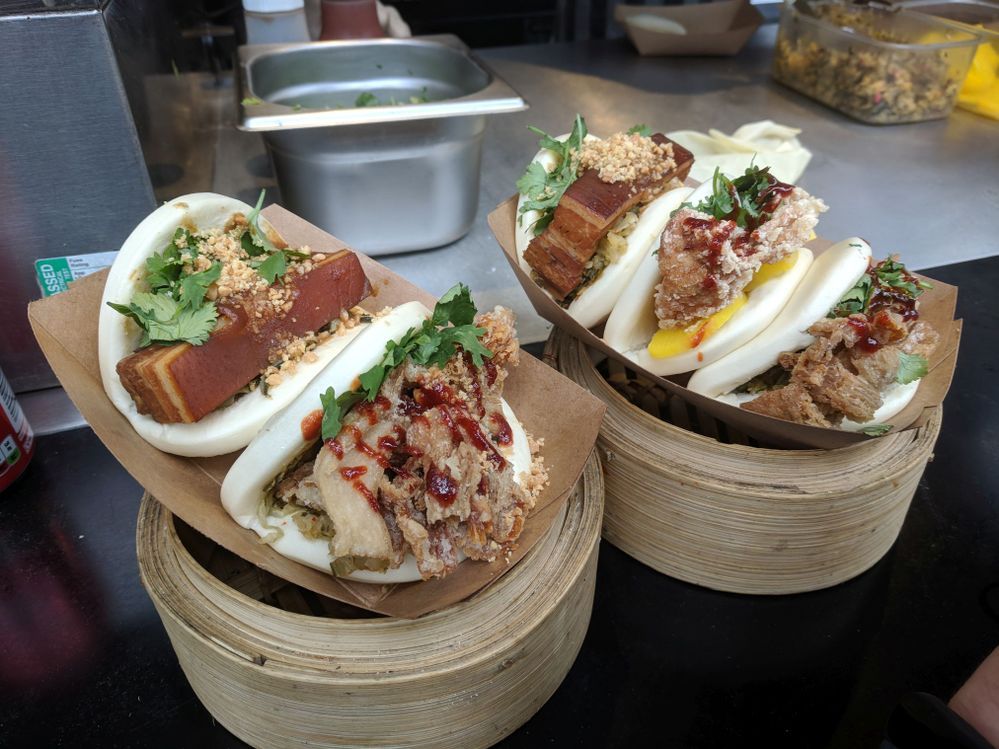 A photo of Taiwanese Gua Bao (刈包) served in a paper tray on top of bamboo steamers. (Local Guide @Anthony_LG)