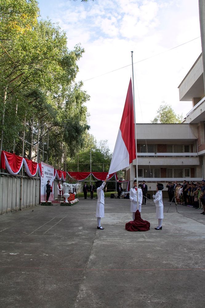 Keterangan: Foto Pasukan Pengibar Bendera mengibarkan  Sang Saka Merah Putih di Sofia, Bulgaria.