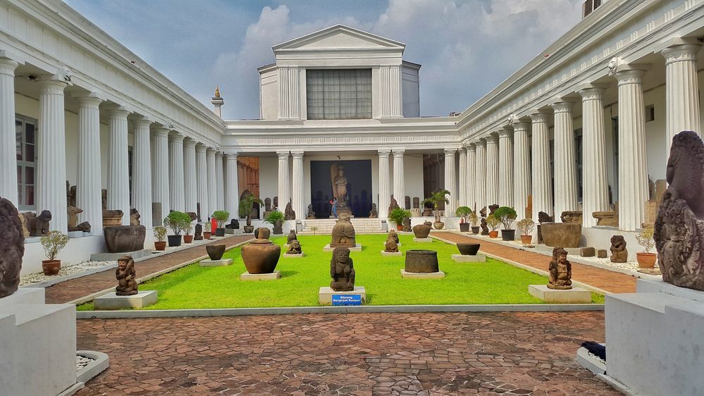 Caption: A photo of the inner courtyard at the National Museum of Indonesia which features Doric order Greek architecture and many statues. (Local Guide Ignatius Roberto)