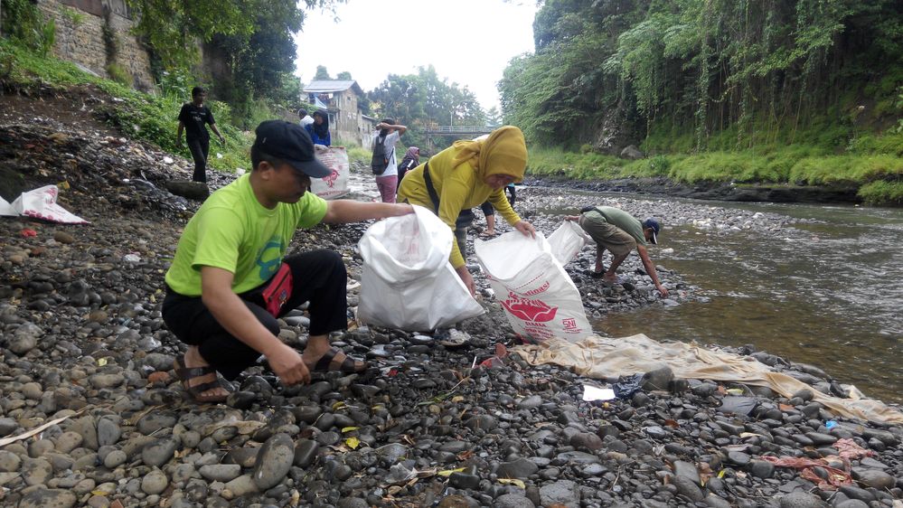 Relawan Bersihkan Sungai
