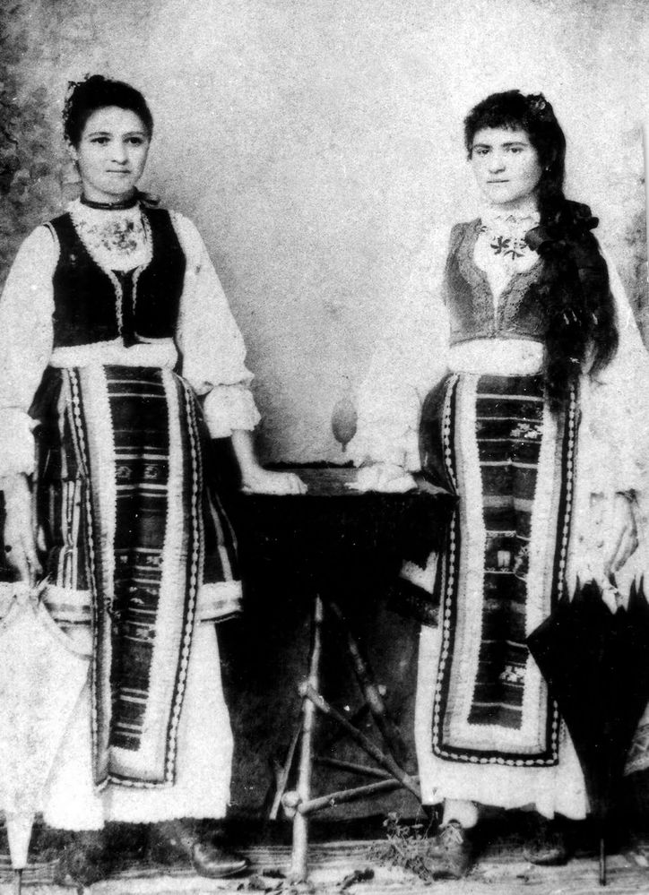 Women in traditional  Bulgarian dresses, dilmani.com