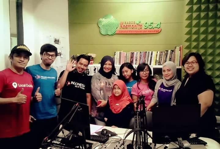 foto bersama dalam studio Radio Kosmonita Malang
