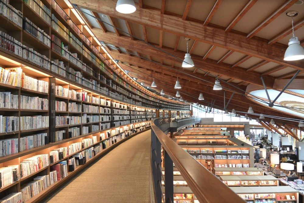 Caption: A photo of bookshelves filled with books at a library. (Local Guide PU-RIN)