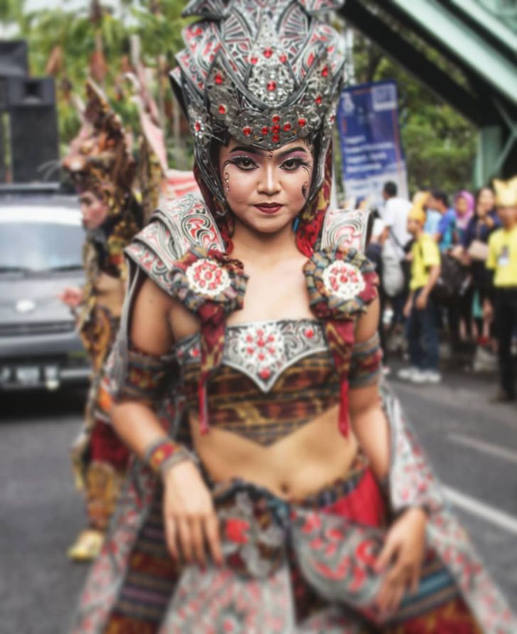 Participants of the Wonderful Artchipelago Carnival Indonesia from the city of Bali at the Jember Fashion Carnival 2018