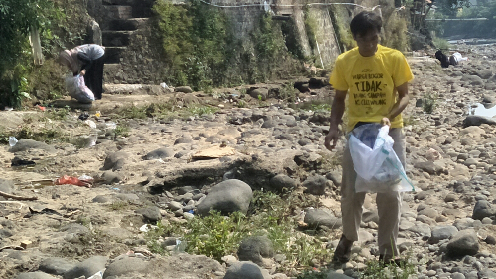 Sutisna Rey River Clean Up