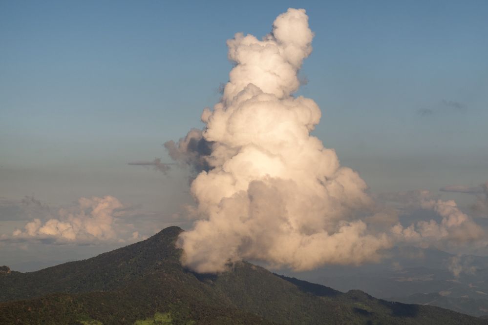 this cloud trying its best to mimic a volcanic eruption