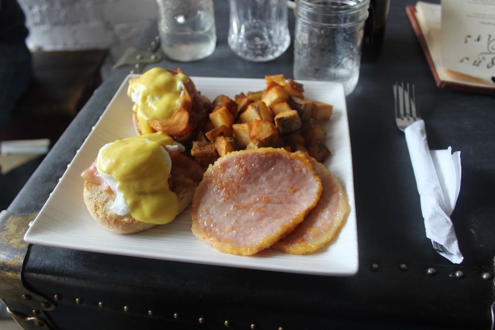 Eggs Benedict at the Lockhart - Pottersday Meet-up