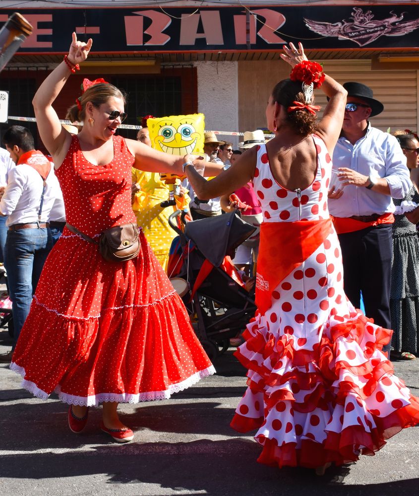 Испанки танцуют севильяну