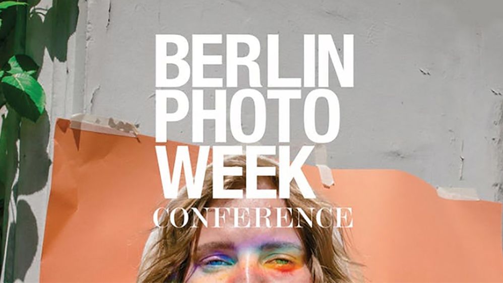 Bildunterschrift: Ein Foto, welches das Gesicht einer Frau und einen weißen Schriftzug "Berlin Photo Week Conference" zeigt. Die Frau hat einen lustigen Regenbogen-Schatten über ihren Augen. (EyeEm/Berlin Photo Week)