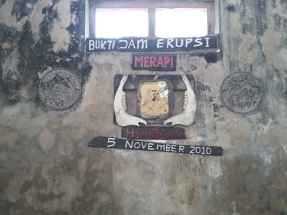 Wall clock as evidence of time when the mountain erupted. dok pribadi
