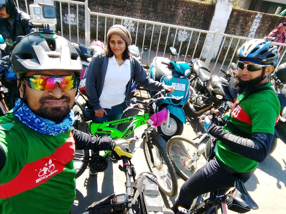 We met with Mumbai Female Cyclist Miss Gupta. she is climbing solo to Shillong also. but unfortunately she couldn't complete her ride due to knee pain.