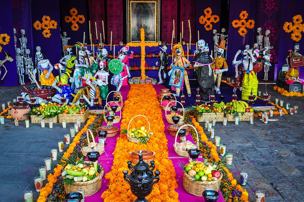 Pie de foto: Foto de unа ofrenda para el Día de los Muertos en la Basílica ...