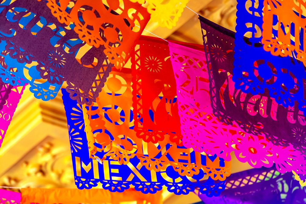 Pie de foto: Una foto de decoraciones de papel recortado en varios colores y con diferentes textos en cadenas. (Imagen de Getty)