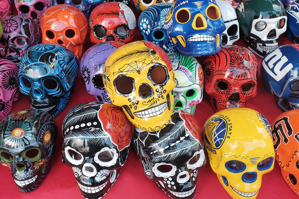 Pie de foto: Una foto de calaveras de cerámica en diferentes colores, utilizadas como obsequios que simbolizan el día festivo del Día de los Muertos. (Imagen de Getty)