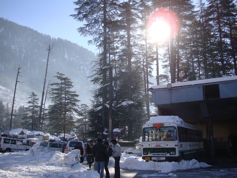 Suspended Bus Services  in Jan 2013 -  immobility of  any vehicle beyond Manali such as Solang Valley  - Bus Station Manli