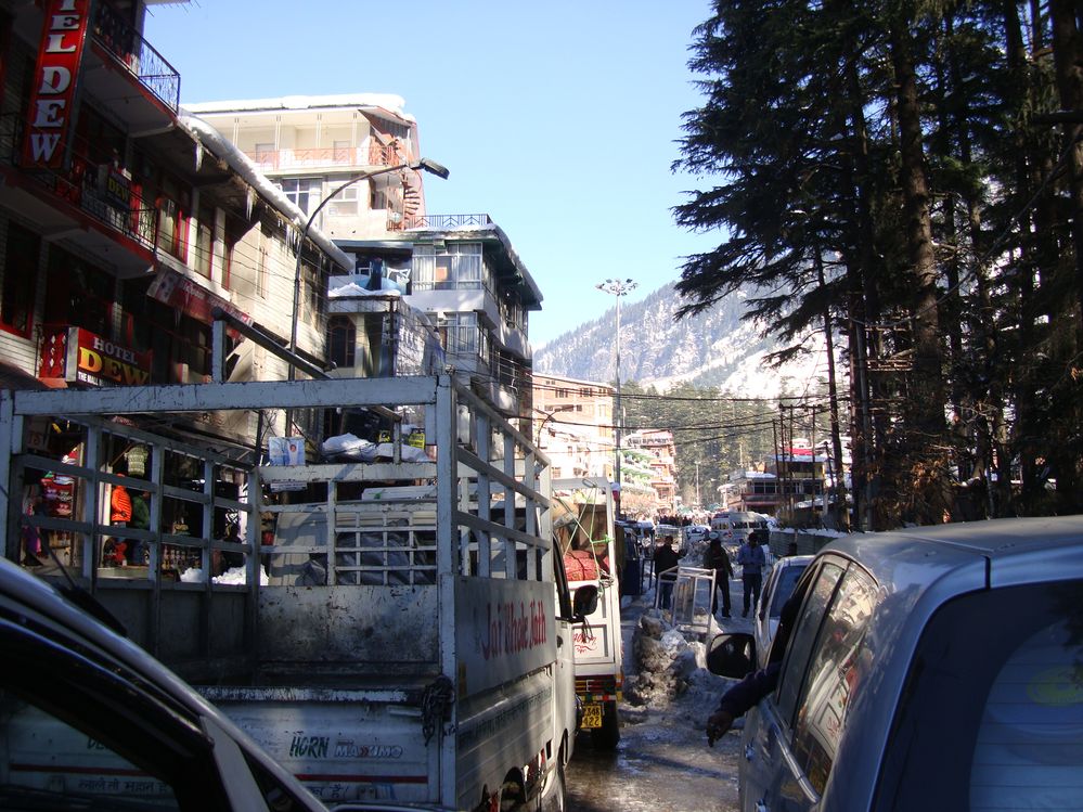 Jammed traffic condition of vehicles in  Manali downtown  - No vehicle could ply to Solang valley due to Heavy snow on Jan 21st, 2013