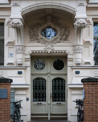 The fassade, the bikes and the piers create a frame for the door