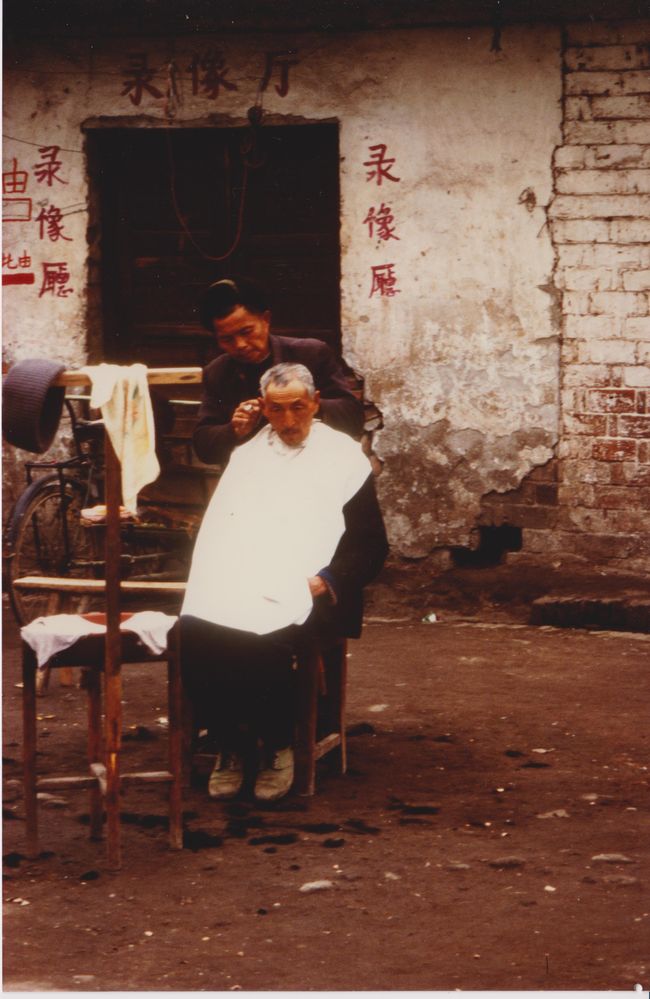 "On the road"  barber shop - Changde - Hunan Province - CN