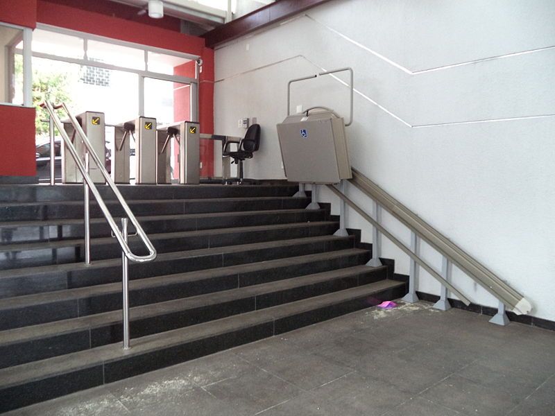 Elevador de acessibilidade ao lado de escadaria, na portaria do campus I do Cefet-MG.