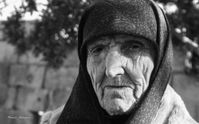 عاجوز تجاوز عمرها 80 عام  تظهر الصورة تفاصيل التجاعيد على وجهها الذي أتعبته الحياة 10