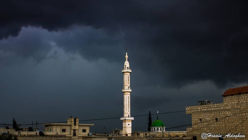 صورة لمسجد خلفه غيوم محملة بالامطار