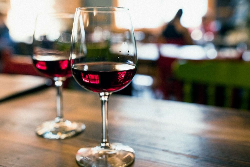Légende: Une photo de vin rouge dans des verres à vin sur une table en bois dans un restaurant. (Getty Images)