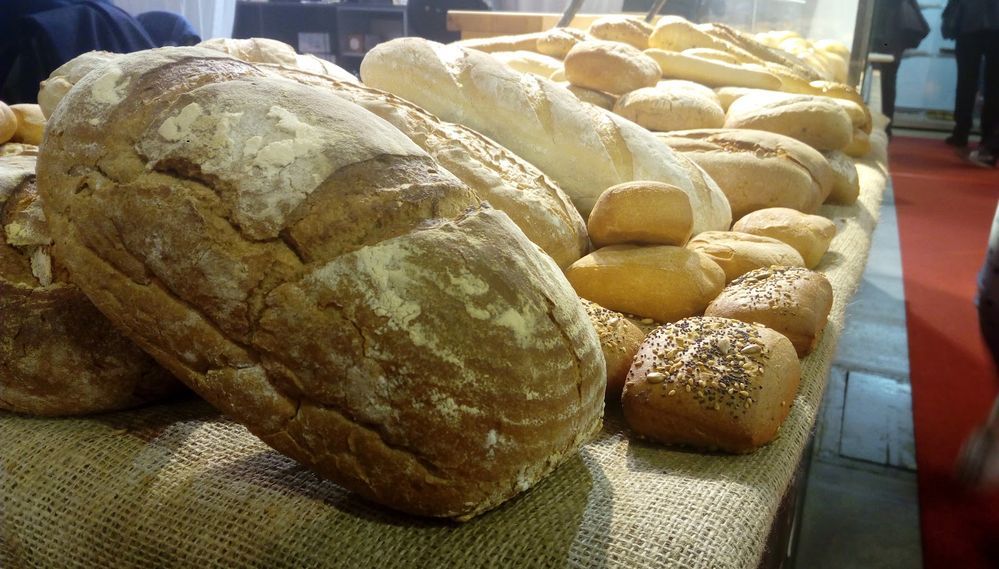 Légende: Une photo de différentes sortes de pains exposés, allant de grands pains bruns et blancs aux petits pains garnis de graines prêt pour déguster lors du Beaujolais Nouveau. (Local Guide KlaudiyaG)