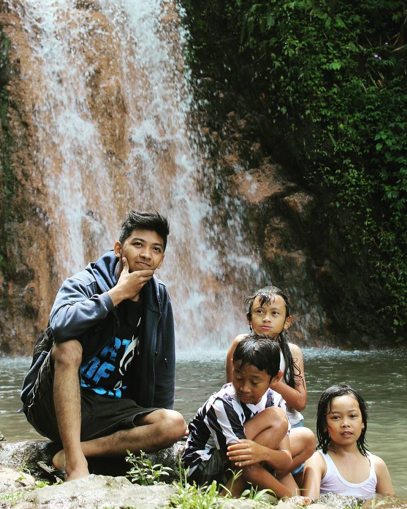 Take a picture with the children after swimming in cold pond