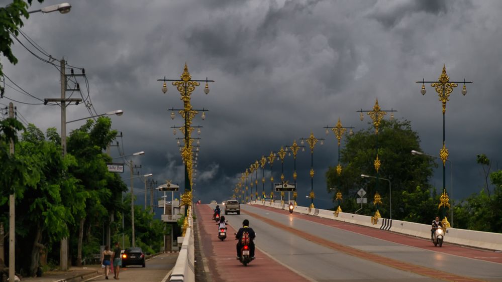 Here comes the tempest. Mengrai Bridge, Chiang Rai