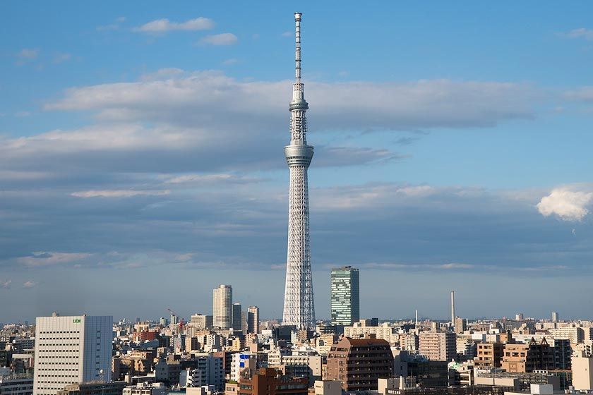 Caption: A photo of the Skytree Tower with a view of Tokyo’s skyline taken on a partly cloudy day. (Local Guide Quân Hồ Vương)