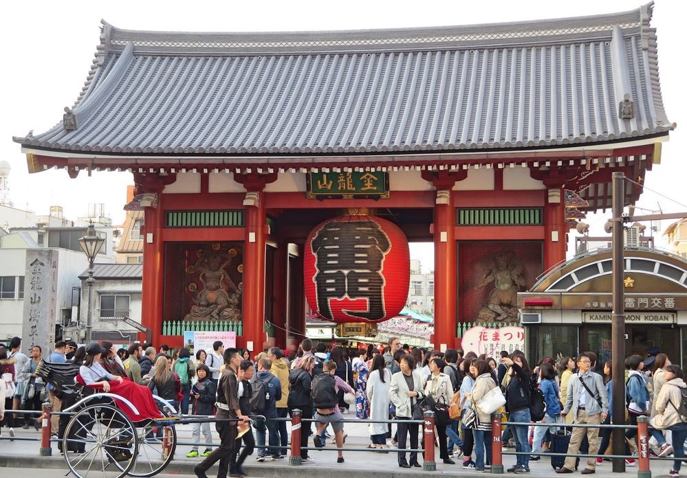 Caption: Kaminarimon Gate at Asakusa (Local Guide Vivian Chen)