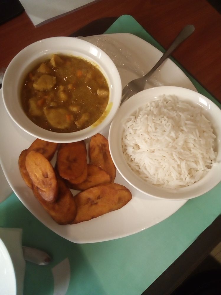 Chicken curry + steamed basmatic rice + fried plantains