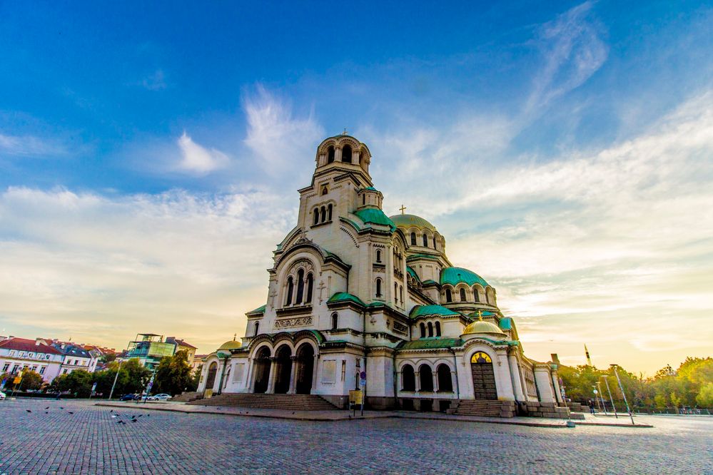 キャプション: 曇りの日に撮影されたブルガリアのソフィアにある聖アレクサンドル・ネフスキー大聖堂外観の写真です。（ローカルガイド @Любомир Розенщайн)