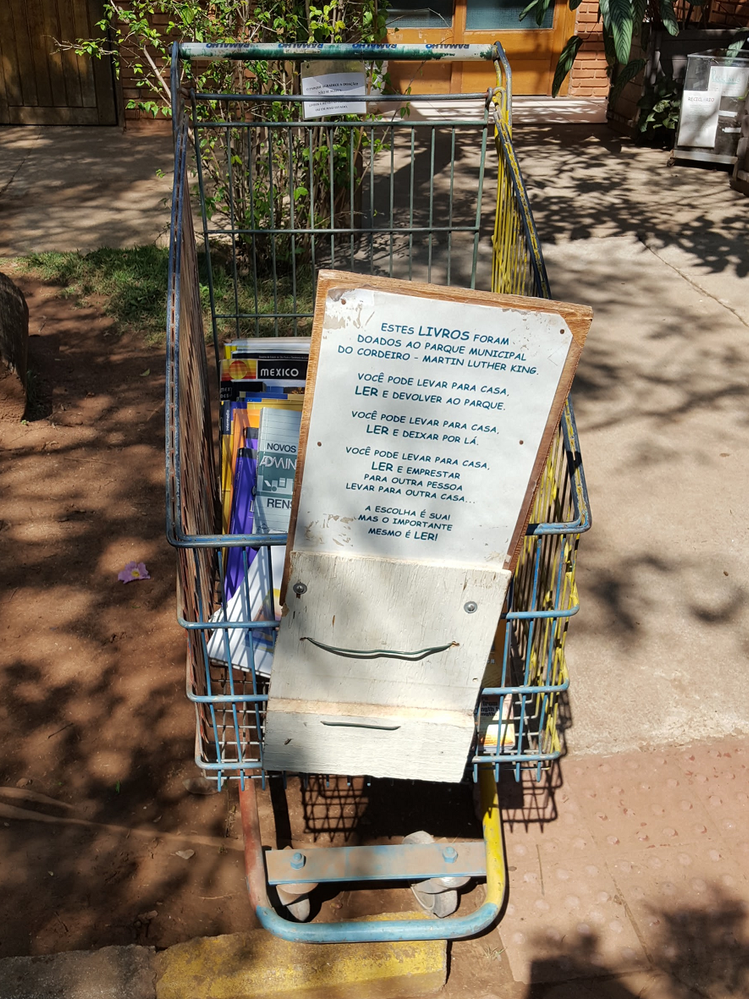 Carrinho de supermercado com livros no parque do Cordeiro em SP