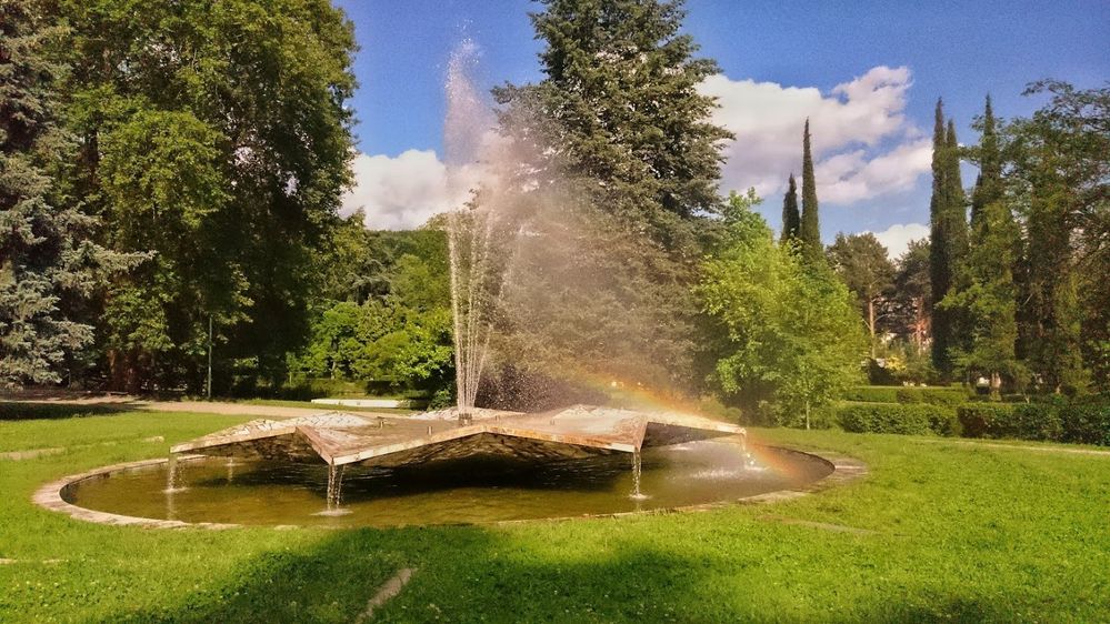 Caption: A photo of a fountain. (Vasil Bakalov)