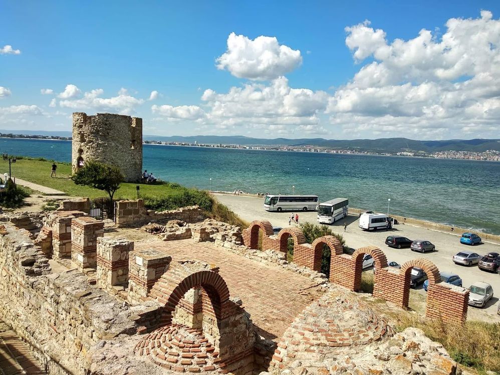 Caption: A photo of an old town Nesebar. (Local Guide @PoliMC)