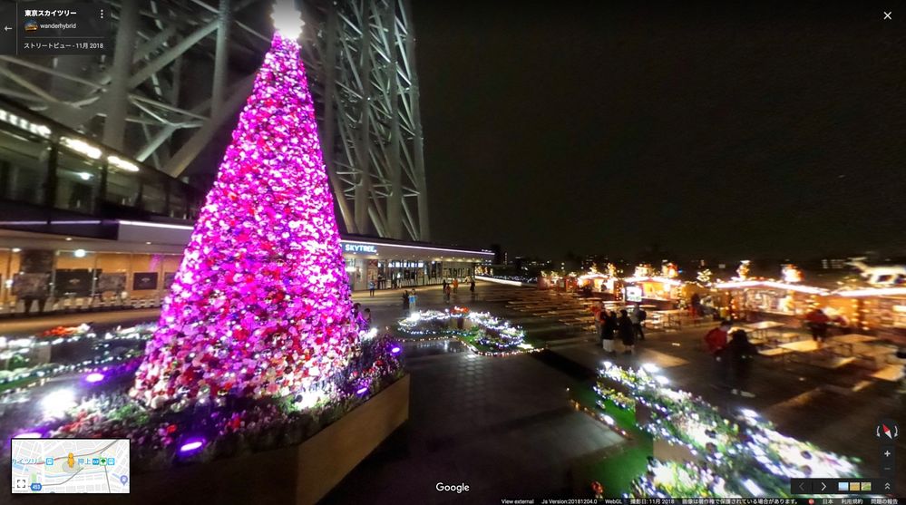 Caption：東京スカイツリーで撮影されたストリートビュー360°写真からキャプチャーした、パープルのストリングスライトでライトアップされたツリーのスクリーンショット (Local Guide wanderhybrid)