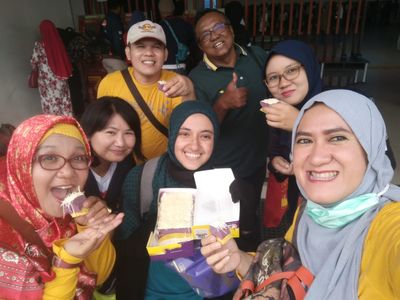 Beberapa peserta berfoto dengan snack lapis talas Bogor. Credit to Devi Rahmawati