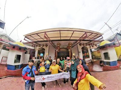 Foto bersama seluruh peserta di depan Klenteng Pan Kho. Credit to Devi Dimitra.