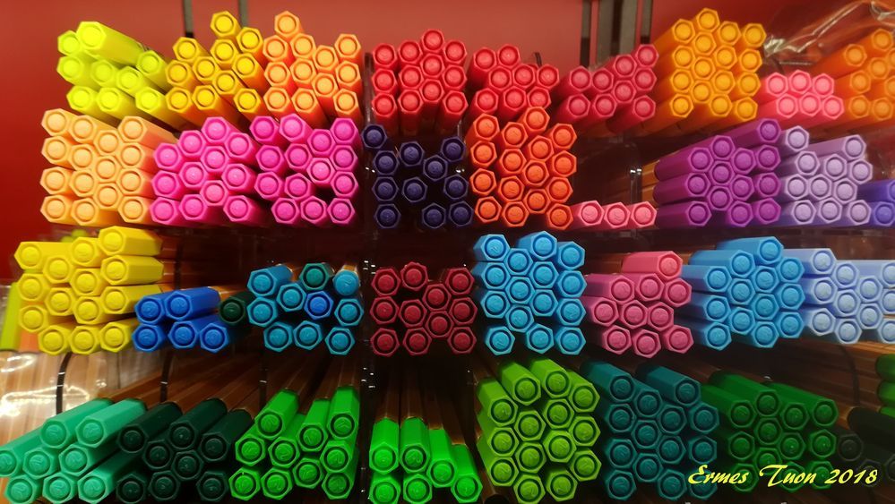 اسٹیشنری کی دوکان میں رنگین قلم