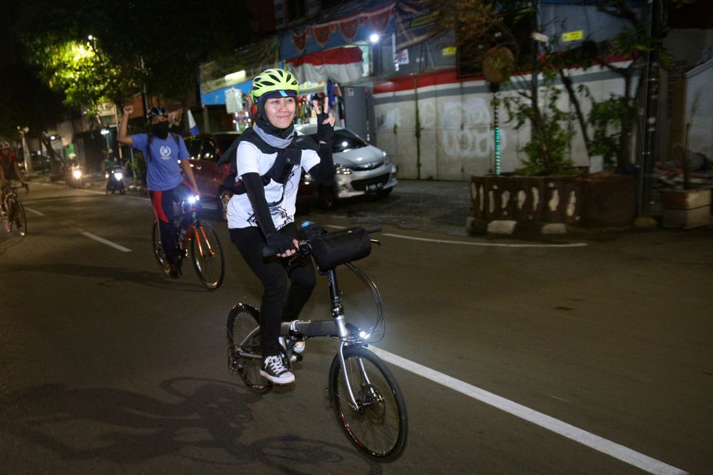 Perempuan di Jakarta Night Ride Photo by @AgarSupaya