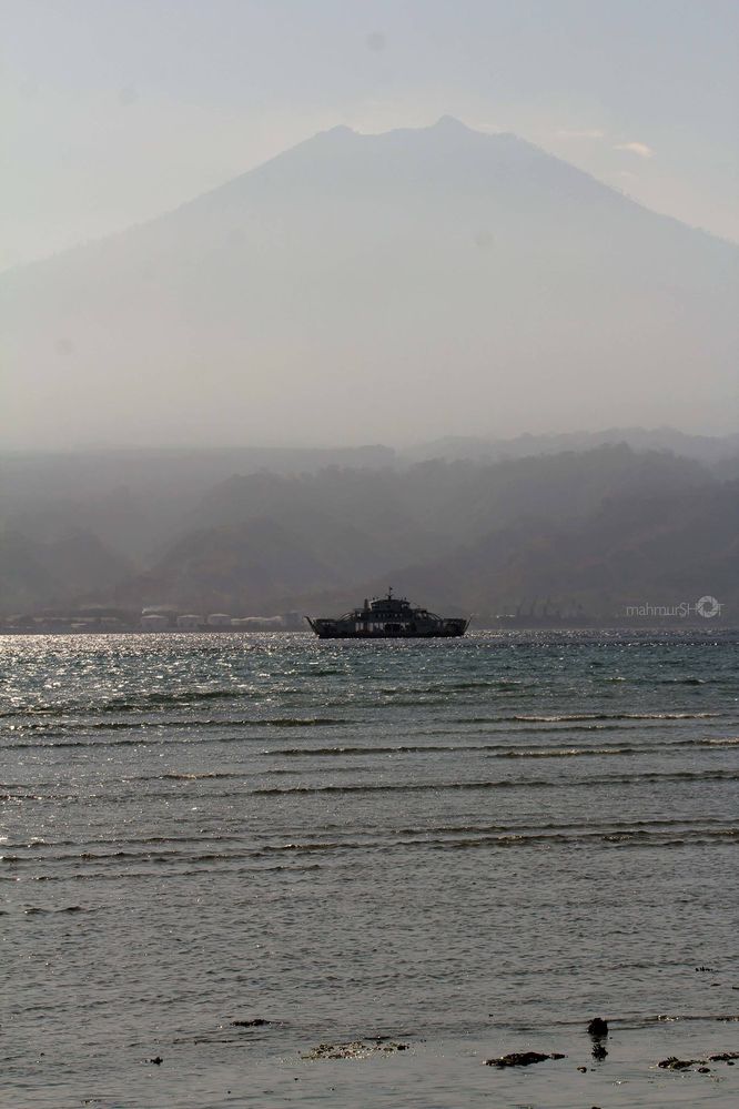 Pemandangan dari sisi barat taman nasional adalah hamparan Pulau Jawa lengkap dengan Gunung Baluran dan lalu-lalang kapal Ferry sebagai moda transport orang-orang dari Jawa ke Bali dan sebaliknya.
