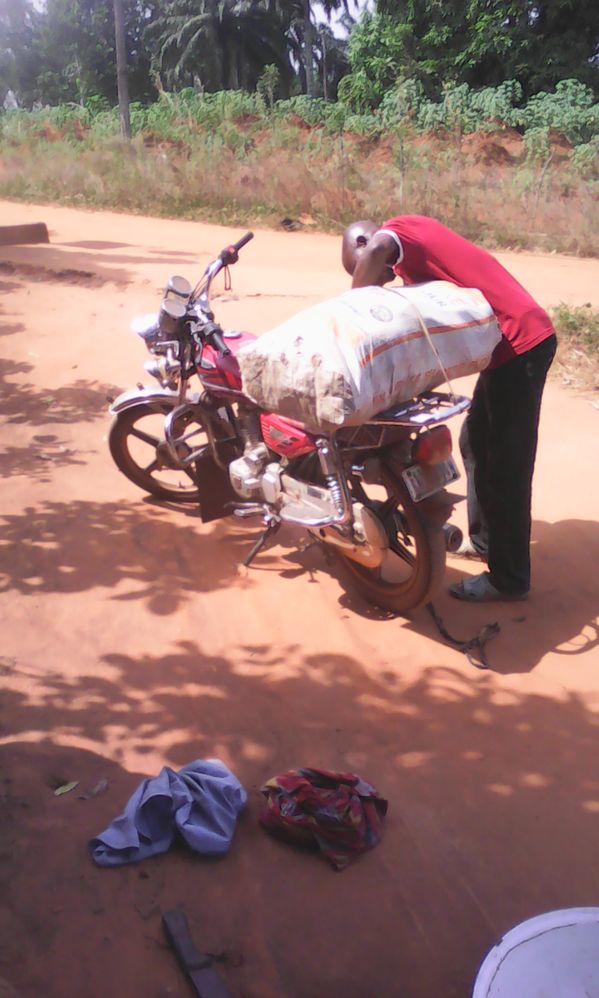 The cyclist taking the yams home on his ride
